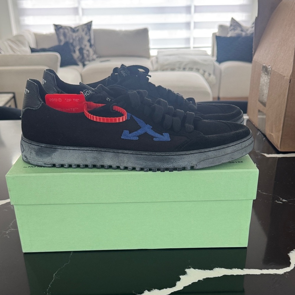 Off white mens sneakers like new